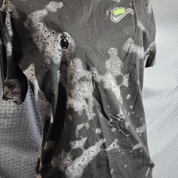 Nike Black and White Graphic T-Shirt - Picture 1 of 4